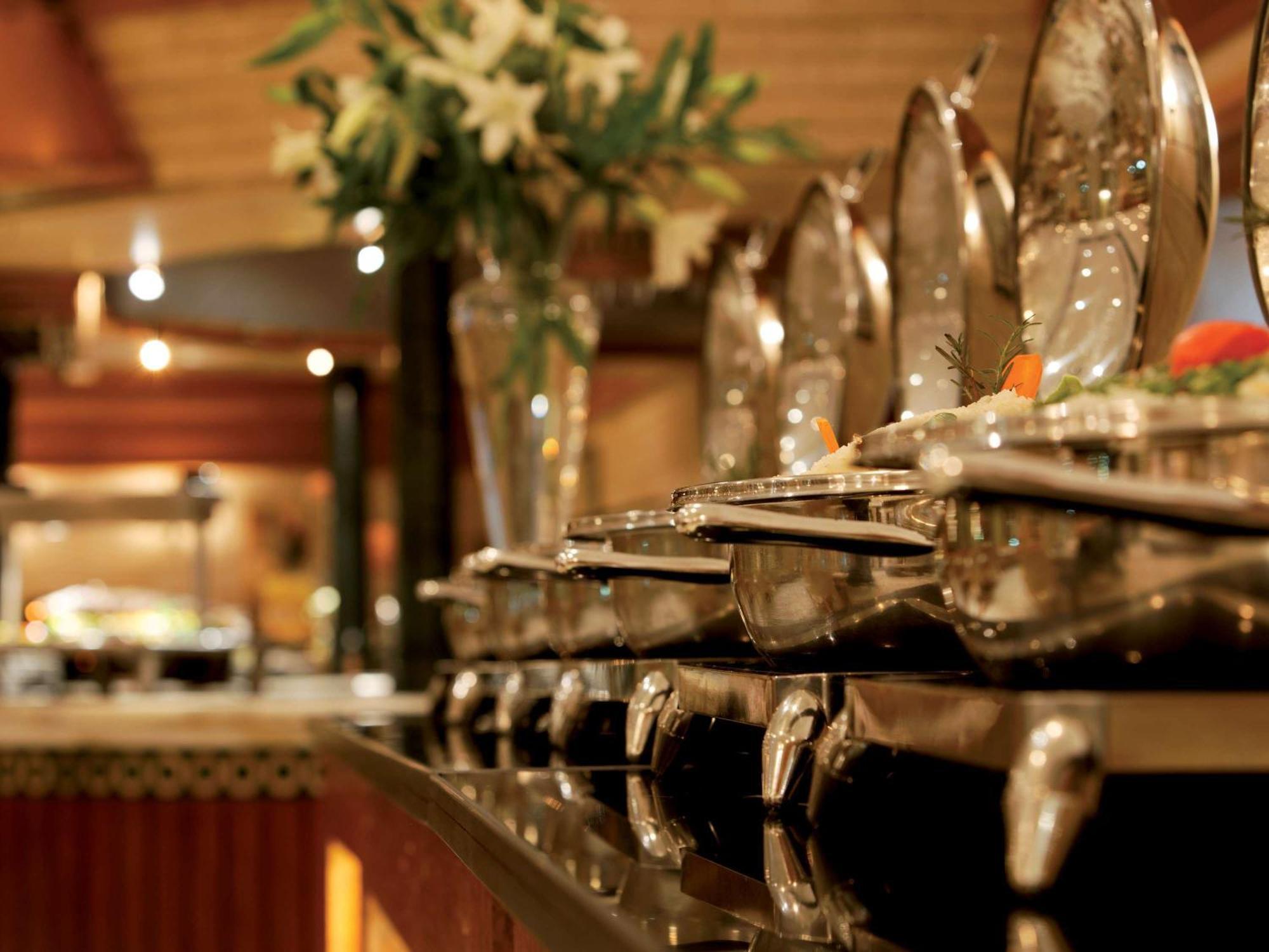 โมเวนพิก ไคโร มีเดีย ซิตี้ Hotel Giza ภายนอก รูปภาพ A buffet at a hotel